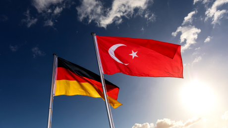 Die deutsche und die türkische Flagge wehen im Wind © imago/Marius Schwarz