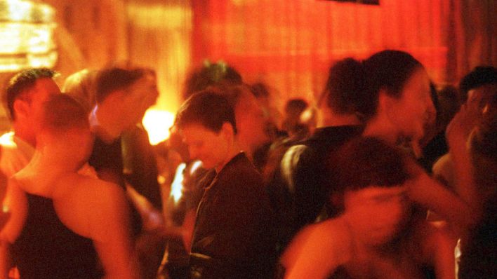 Tanzende Clubgänger*innen in Berlin © imago images/David Heerde