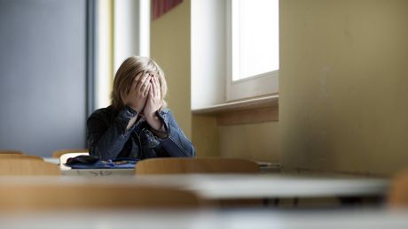 Ein Schüler sitzt allein im Klassenraum © imago images/photothek