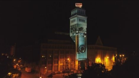 Lichtinstallation auf dem Turm des Peter-Behrens-Baus beim Straßenfest in der Wilhelminenhofstraße