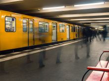U-Bahnsteig in Berlin © imago/CHROMORANGE