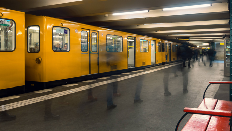 U-Bahnsteig in Berlin © imago/CHROMORANGE