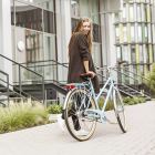 Eine Frau mit ihrem Fahrrad © imago images/Westend61
