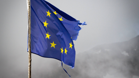 Eine verschlissene Europa-Fahne © imago images/CHROMORANGE