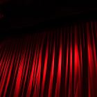 Roter Vorhang in einem Theater © imago images/Frank Sorge