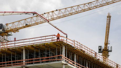 Eine Baustelle mit Kränen auf dem Dach eines Gebäudes in Berlin © imago/photothek
