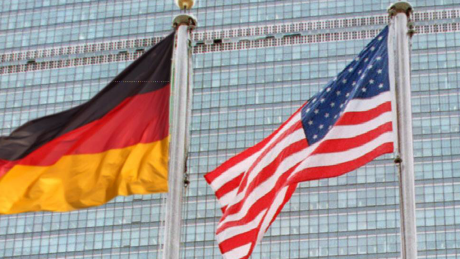 Flaggen von Deutschland und den USA vor dem UN-Hauptquartier in New York © imago/bonn-sequenz