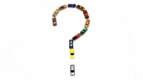 Fragezeichen aus Spielzeugautos © imago/eyevisto