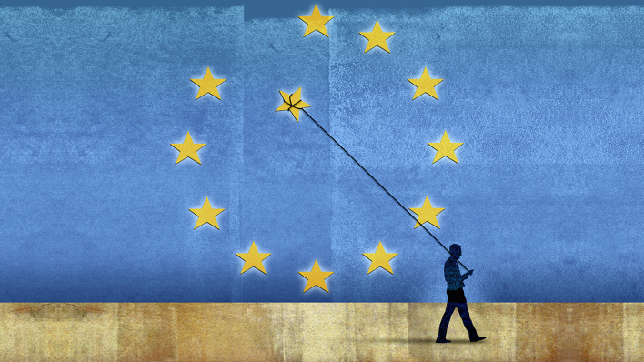 Ein Mann entfernt einen Stern an einem Faden aus der EU-Flagge © imago images/Ikon Images