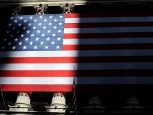 US-Flagge im Halbschatten © imago images/Xinhua