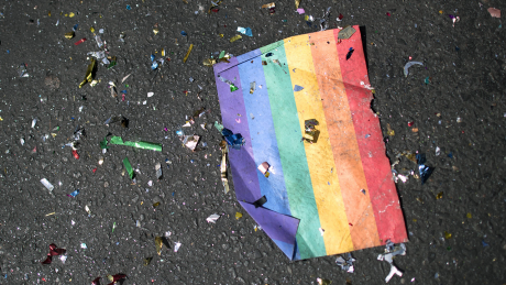 Konfetti und eine zerschließene Regenbogenfahne © imago/IPON