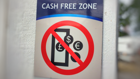 Hinweis darauf, dass kein Bargeld akzeptiert wird © radioeins/Chris Melzer