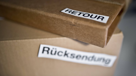 Pakete mit Aufklebern "Rücksendung" und "Retour" © imago/photothek