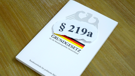 Grundgesetz und Paragraf 219a © imago/Steinach