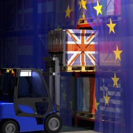 Ein Gabelstapler entfernt eine Großbritannien-Kiste aus einem EU-Regal © imago images/Ikon Images/Oliver Burston