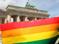 Eine Regenbogenflagge vor dem Brandenburger Tor in Berlin © imago/Müller-Stauffenberg