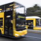 Ein Bus und eine Straßenbahn auf der Prenzlauer Allee in Berlin © imago/Seeliger