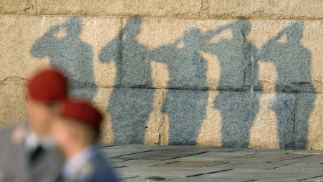 Schatten von salutierenden Soldaten © imago images/photothek