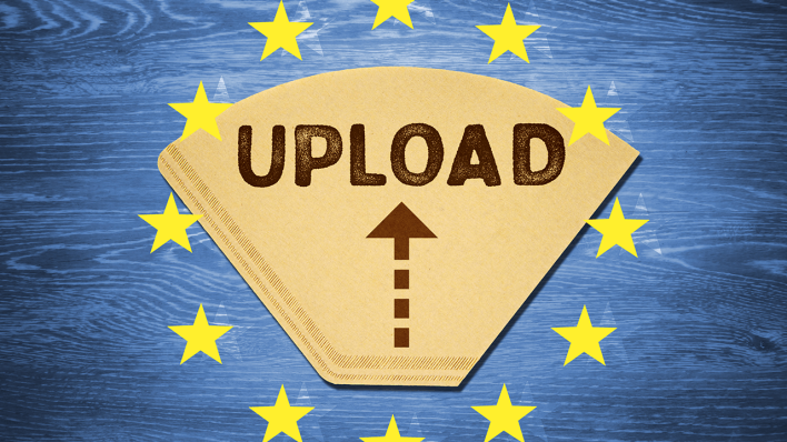 Kaffeefilter mit einem Upload-Schriftzug auf einer EU-Fahne © imago images/Christian Ohde