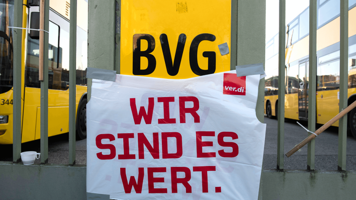 Ein Transparent der Dienstleistungsgewerkschaft ver.di mit der Aufschrift "Wir sind es wert." hängt am Eingang dem Betriebshof der Berliner Verkehrsbetriebe (BVG) an der Müllerstraße © dpa/Paul Zinken