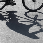 Der Schatten eines Fahrradfahrers © imago images/Rolf Zöllner