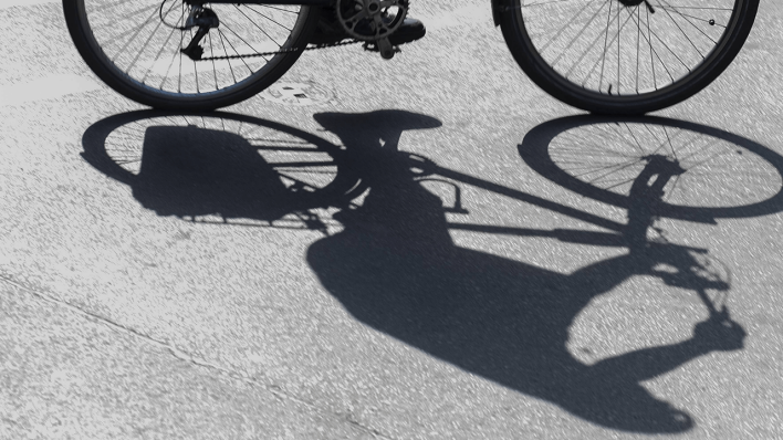 Der Schatten eines Fahrradfahrers © imago images/Rolf Zöllner