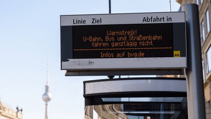 Eine Anzeige der BVG weist auf den Warnstreik hin © imago images/Christian Spicker