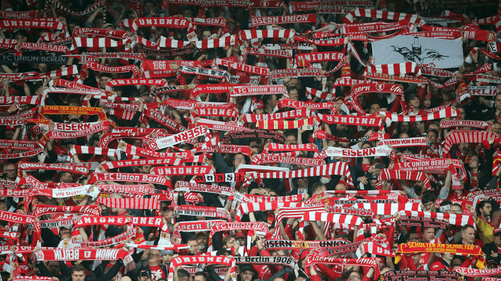 Union-Fans unterstützen ihren Verein im Stadion An der alten Försterei © imago images/Sportfoto Rudel