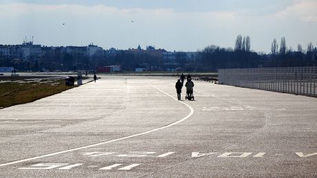 Besucher gehen auf dem ehemaligen Flughafen Tempelhof in Berlin spazieren © imago/ Stefan Zeitz