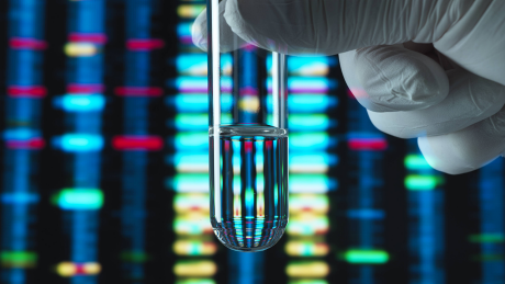 Reagenzglas vor DNA-Profil © imago images / Westend61