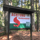Hinweisschild "Achtung Waldbrandgefahr" in einem Brandenburger Wald © radioeins/Chris Melzer