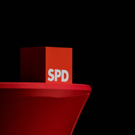 Ein Würfel mit einem Schriftzug der SPD © imago images/Reichwein