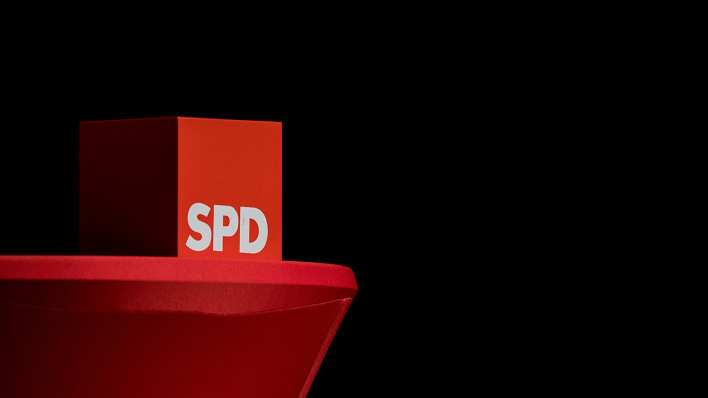 Ein Würfel mit einem Schriftzug der SPD © imago images/Reichwein