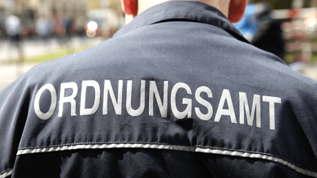 Ein Mitarbeiter des Ordnungsamtes in Berlin © imago images/STPP