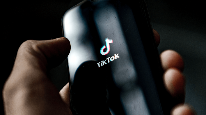 Das Logo der App TikTok auf einem Smartphone © imago images/Hollandse Hoogte/Rob Engelaar