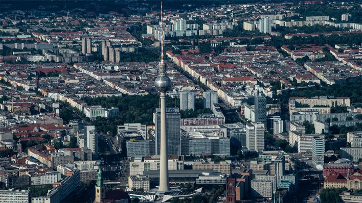 Der Berliner Fernsehturm überragt alle Gebäude rund um den Alexanderplatz