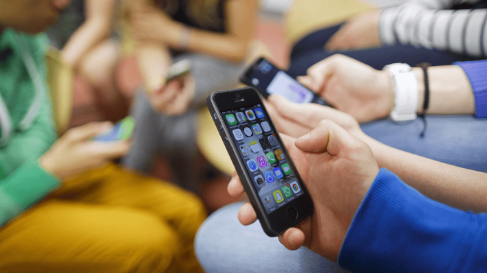 Schüler mit ihren Smartphones © imago images/photothek