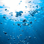 Luftblasen unter Wasser © imago images/Panthermedia