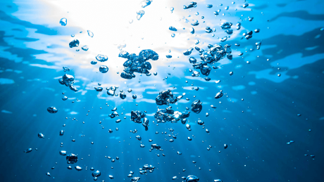 Luftblasen unter Wasser © imago images/Panthermedia