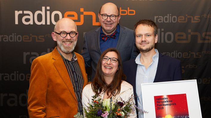 Hörspielkino Publikumspreis 2019: Lina Kokaly (Radio Bremen), Thomas Böhm, Lutz Oehmichen und Benjamin Quabeck Hörspielkino Publikumspreis 2019: Lina Kokaly (Radio Bremen), Thomas Böhm, Lutz Oehmichen und Benjamin Quabeck