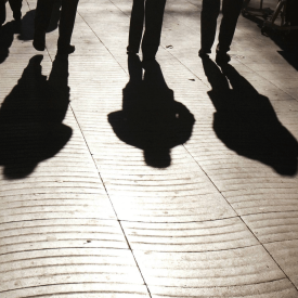 Schatten von Passanten auf dem Gehweg © imago images/Kolvenbach