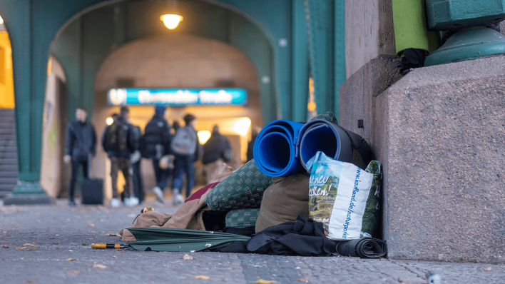 Lager eines Obdachlosen an einem U-Bahnhof in Berlin