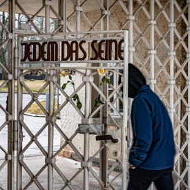 Mahn- und Gedenkstätte Buchenwald, Lagertor des ehemaligen Konzentrationslagers © imago images / Jürgen Ritter