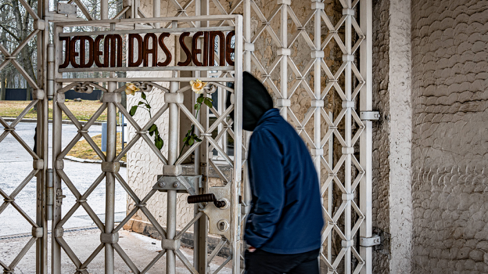 Mahn- und Gedenkstätte Buchenwald, Lagertor des ehemaligen Konzentrationslagers © imago images / Jürgen Ritter