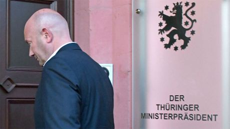 Erfurt: Thomas Kemmerich (FDP), neuer Ministerpräsident von Thüringen, betritt nach der Wahl die Thüringer Staatskanzlei