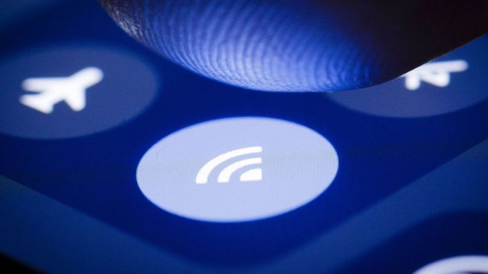 Das Symbol für die Wlan-Funktion wird auf einem Smartphone angezeigt