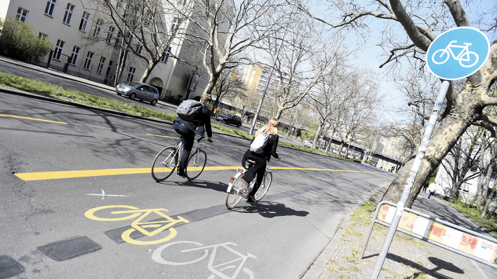 Verbreiterter Fahrradstreifen im Berliner Bezirk Friedrichshain-Kreuzberg