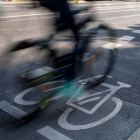 Fahrradfahrer auf einem markierten Radweg in Berlin