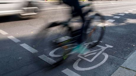 Fahrradfahrer auf einem markierten Radweg in Berlin