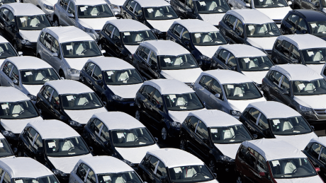 Neuwagen stehen auf einem Parkplatz und warten auf die Auslieferung an Kunden © imago images/photothek